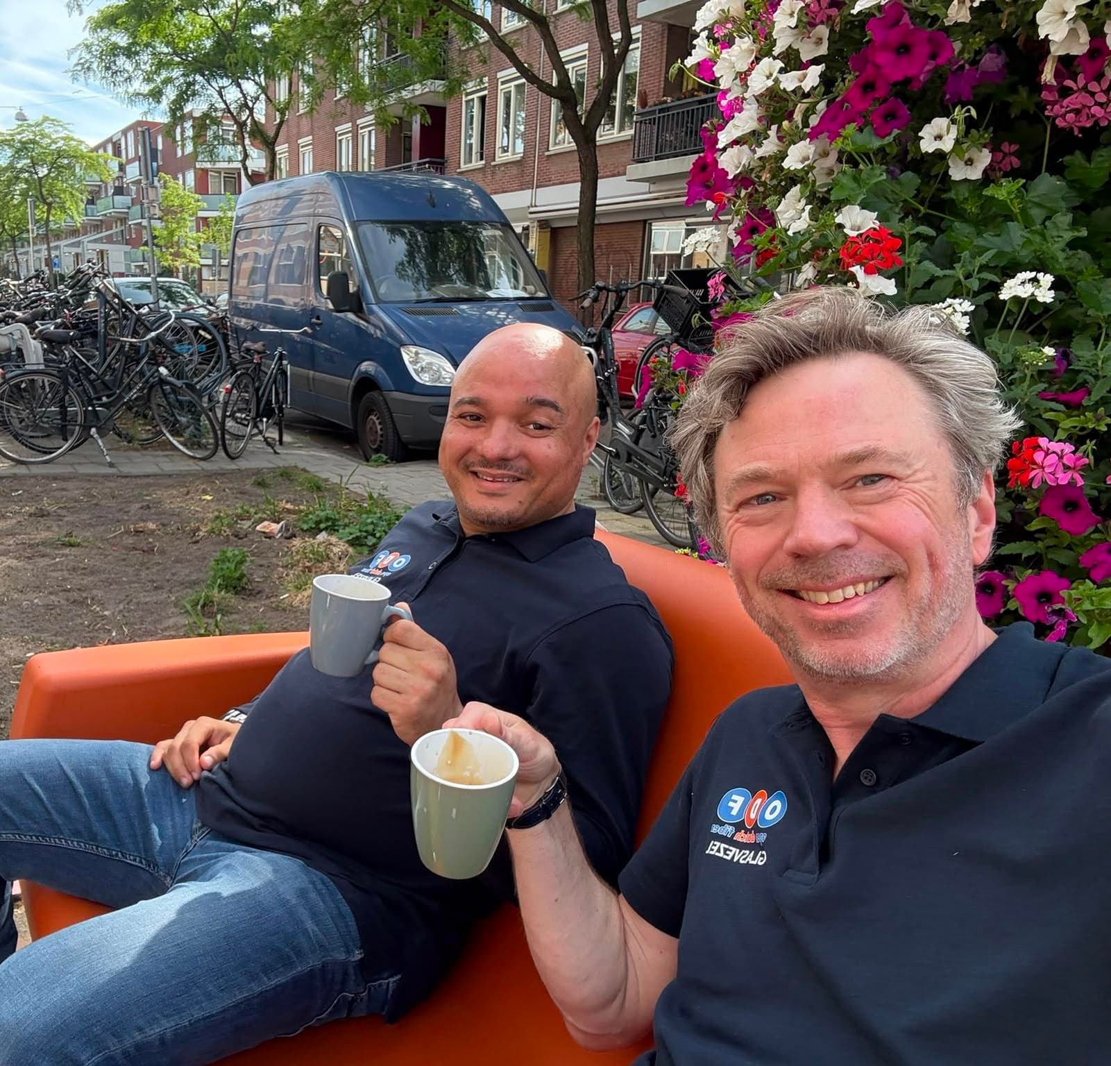 koffie-drinken-op-de-bank-klein